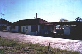 Prédio do almoxarifado, ao lado a garagem